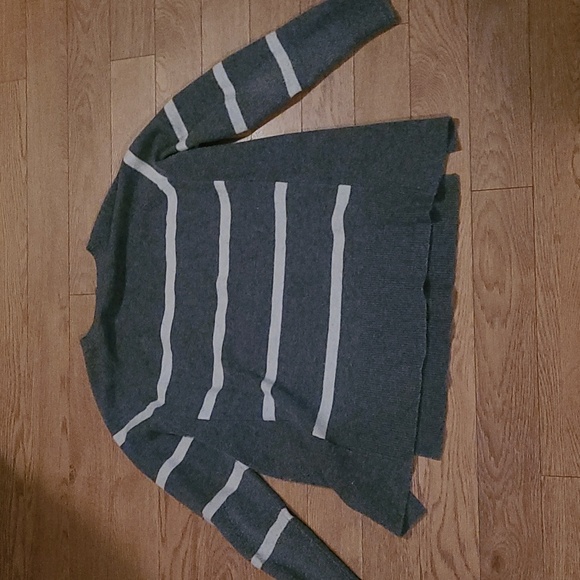 Cozy Banana Republic Sweater - Picture 5 of 5